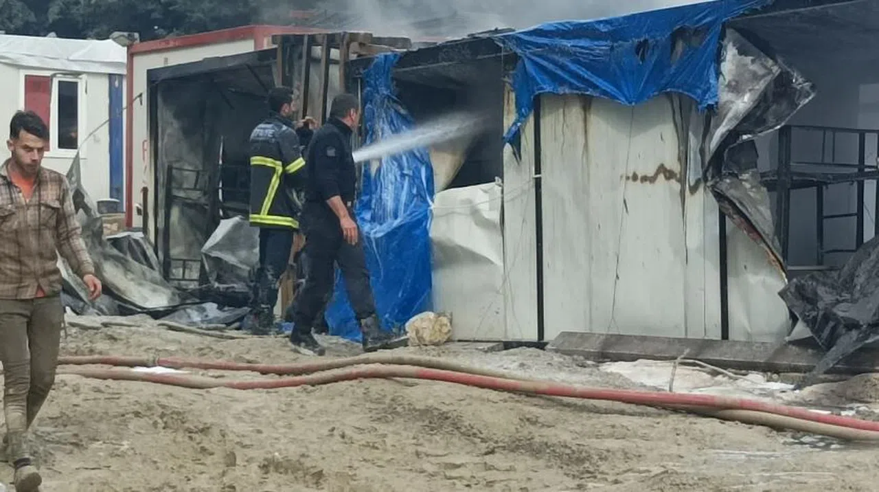 İşçilerin kaldığı konteynerler alevlere teslim oldu