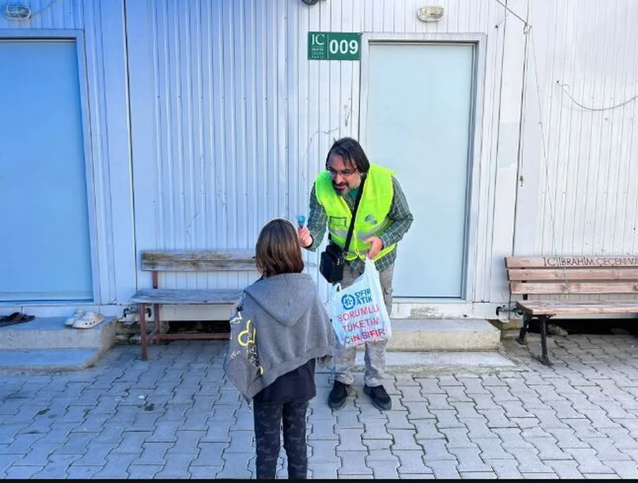 İzmir depremimde oğlunu kaybeden simge isim Elif'in babası, enkaz kentte afetzede vatandaşlara umut oluyor