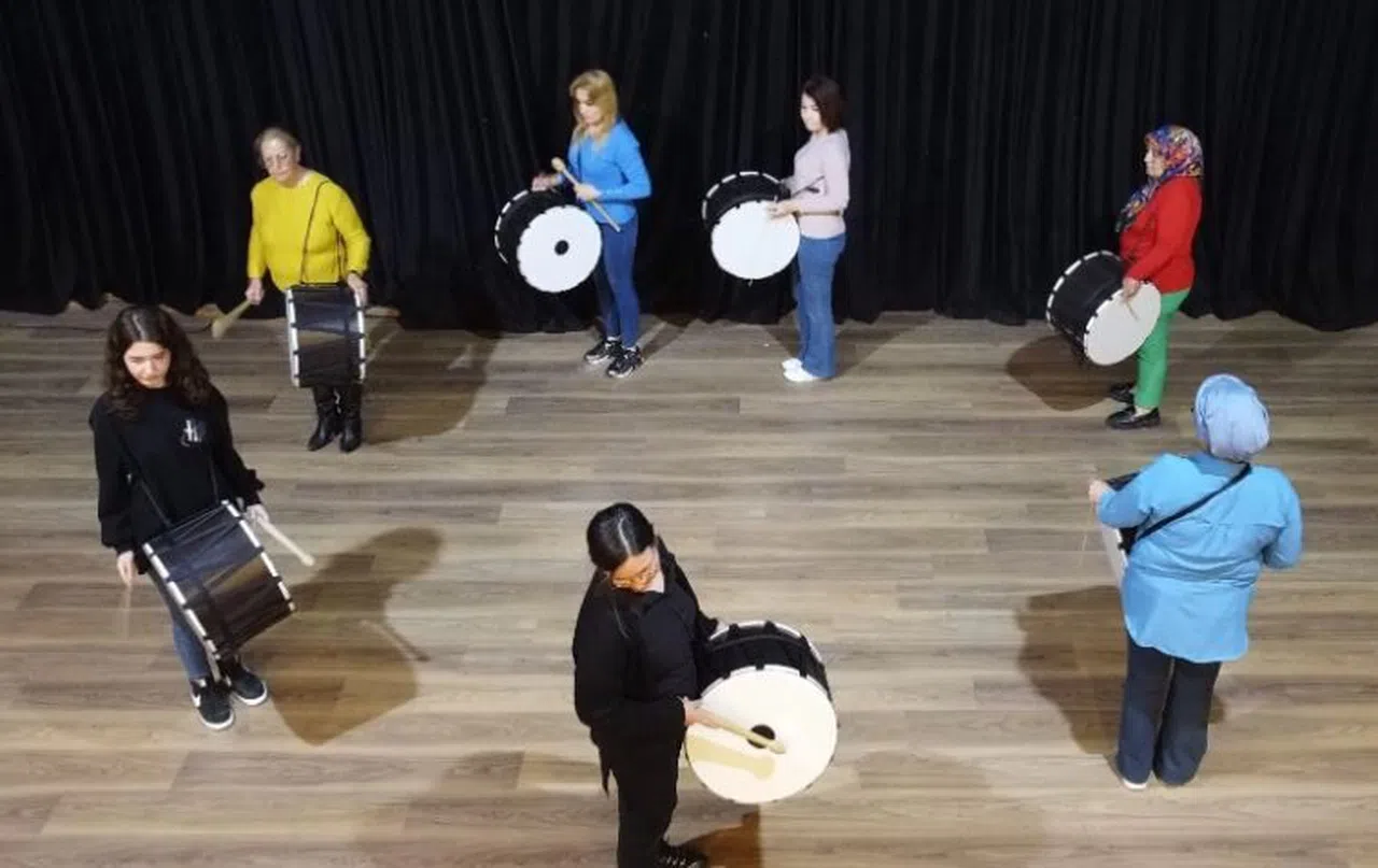 Kadın davulcular, ilk sahura vatandaşları manilerle uyandırdı  