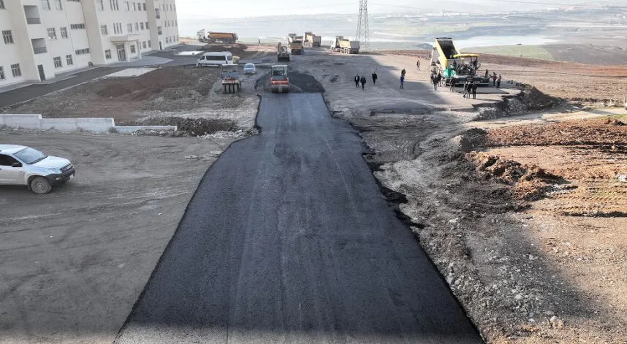 Kahramanmaraş Büyükşehir Belediyesi, KSÜ’de Yeni Fakültelerin Ulaşım Yollarını Asfaltlıyor