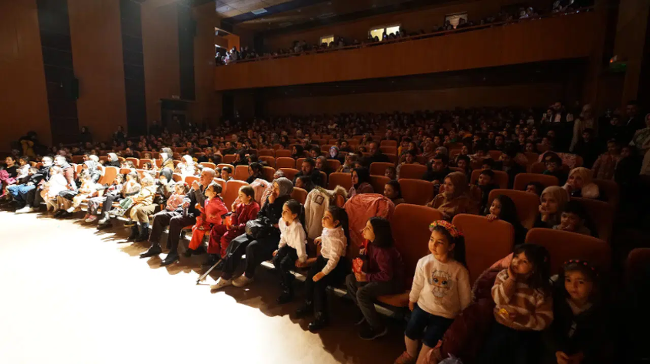 Kahramanmaraş Büyükşehir'den Çocuklara Özel Tiyatro Gösterisi