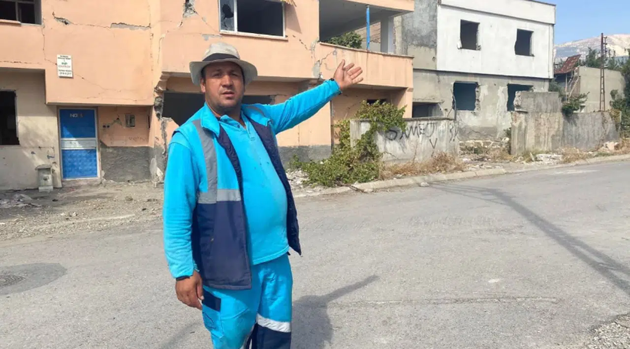 Kahramanmaraş Temizlik Görevlisi, Enkazların Arasında Temizlik Hizmeti Sunuyor