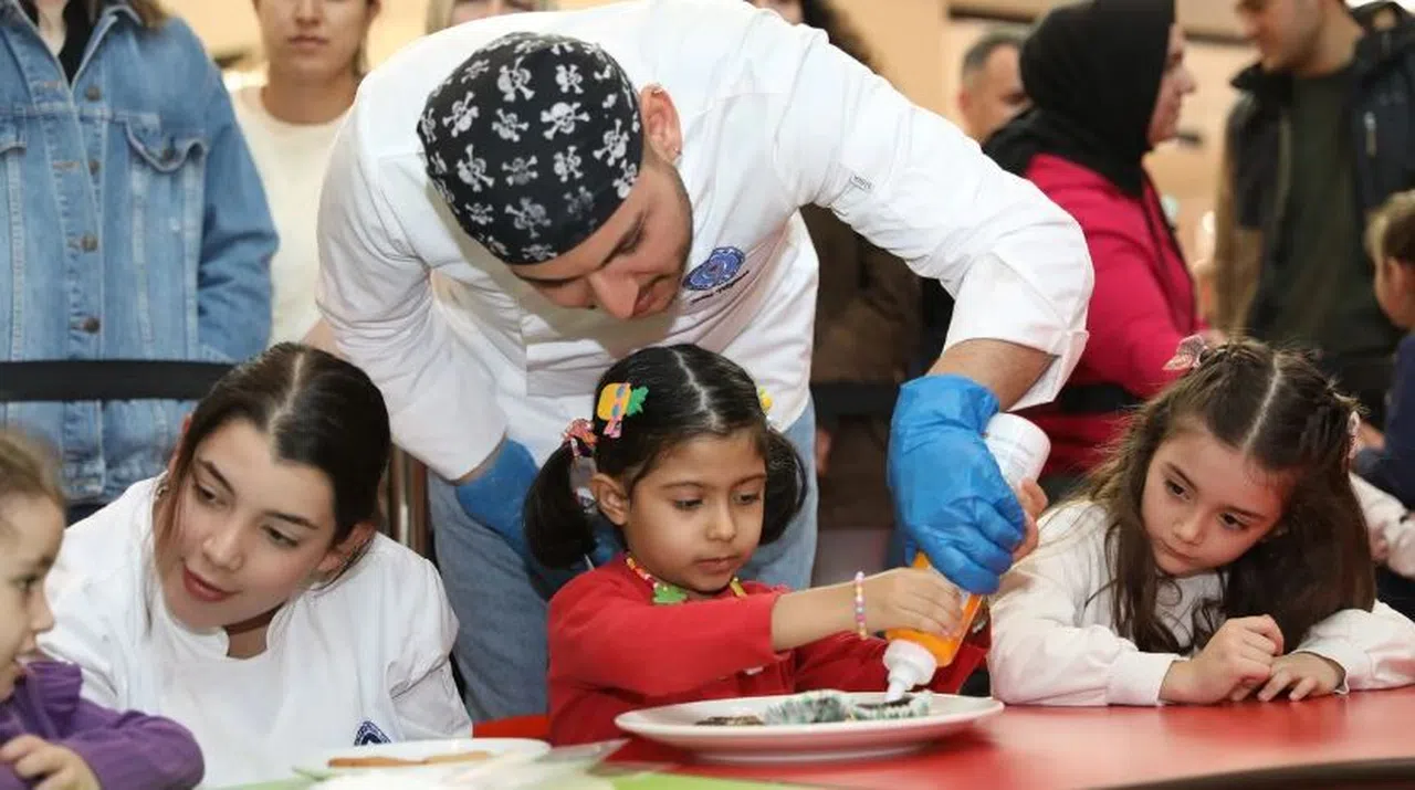 Kahramanmaraşlı çocuklar, KİÜ Gastronomi öğrencileri eşliğinde pasta süsledi