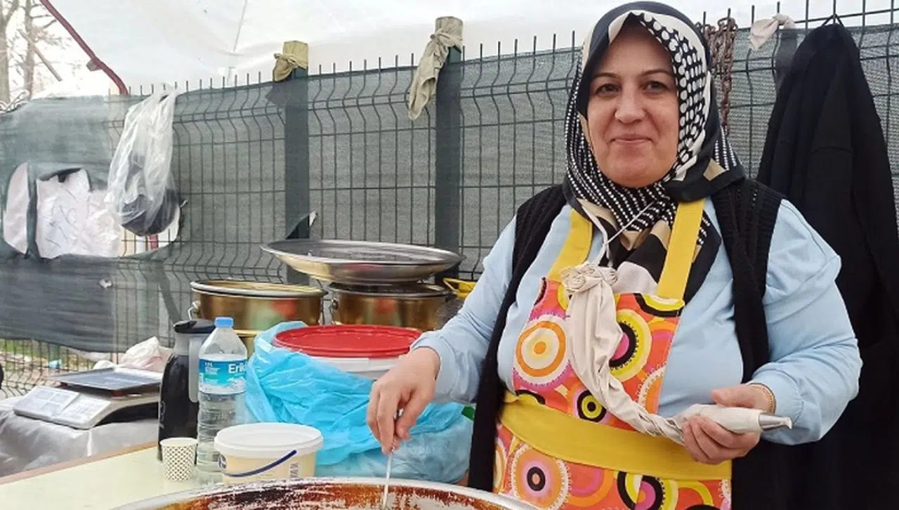 Kahramanmaraşlı kadın tatlı satarak geçimini sağlıyor