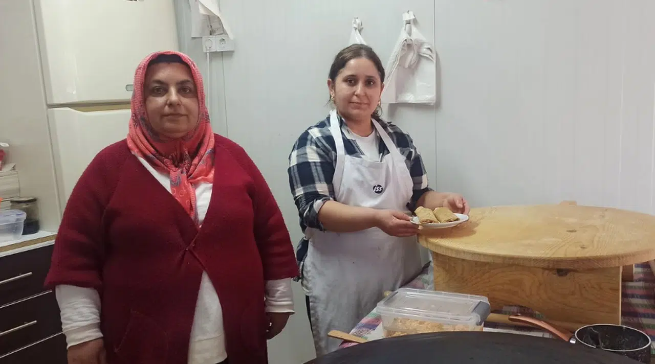 Kahramanmaraş'ta abla-kardeşi deprem pes ettirmedi