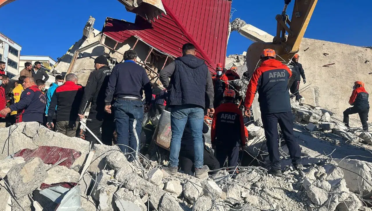 Kahramanmaraş'ta kepçe operatörü enkaz altında kaldı