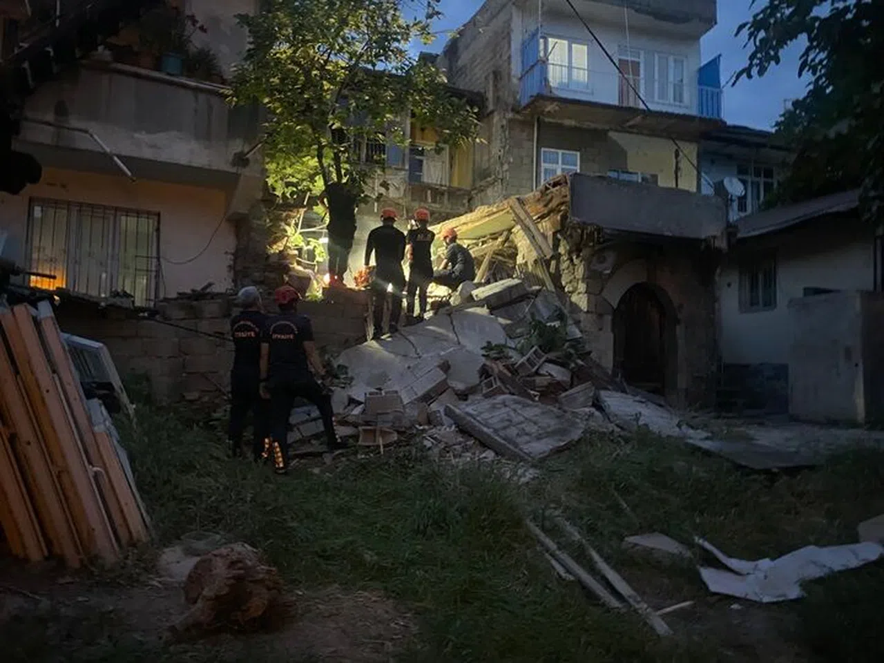 Kahramanmaraş’ta iki katlı metruk bina çöktü