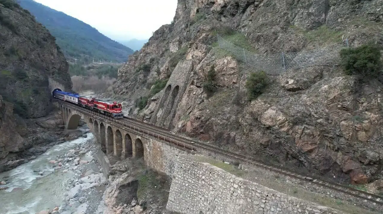 Kara Elmas'ın Görsel Şöleni