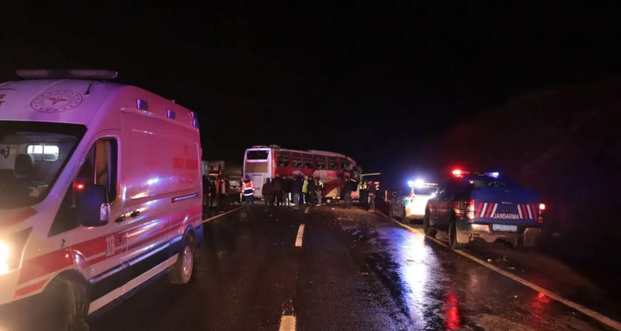 Kayseri’de yolcu otobüsü devrildi: 8’i ağır 38 yaralı