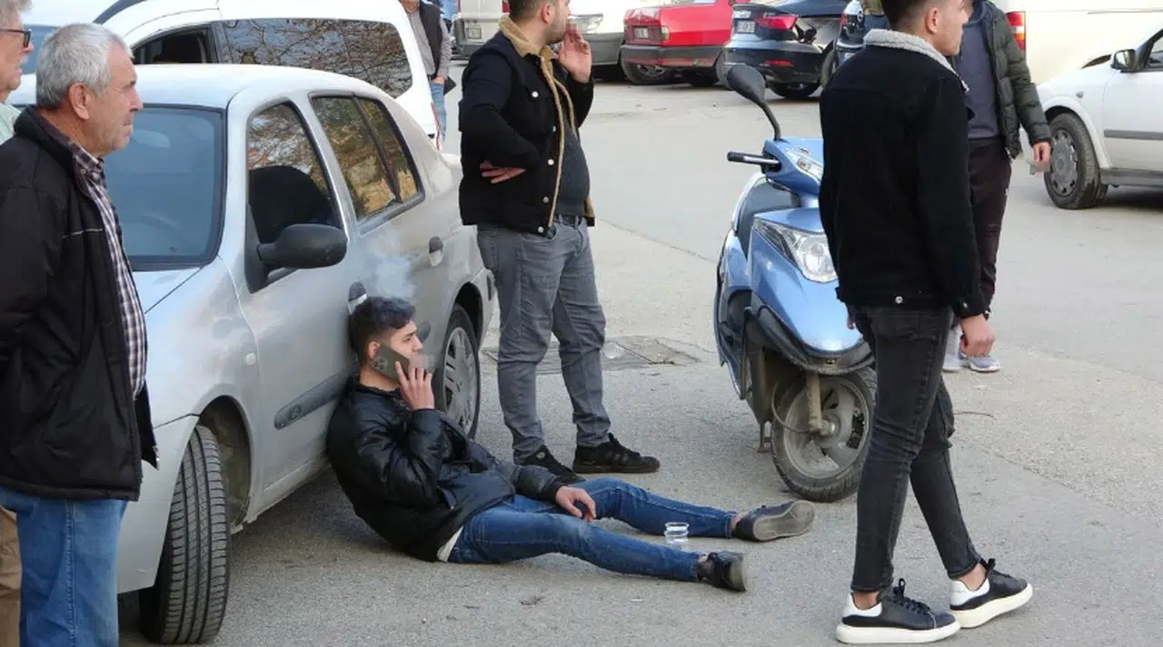 Kaza yapan motosiklet sürücüsü yattığı yerde ambulansı sigara içerek bekledi