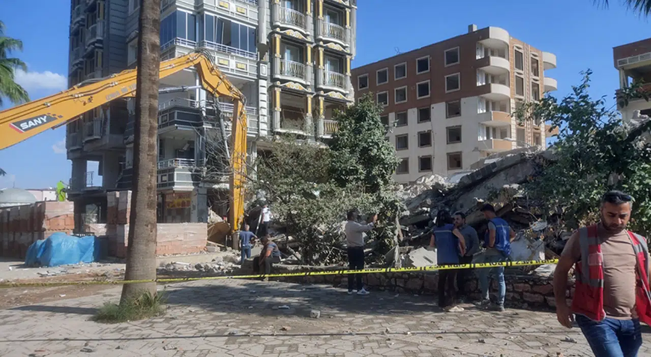 Kırıkhan'da Yıkılan Bina Diğerine Zarar Verdi