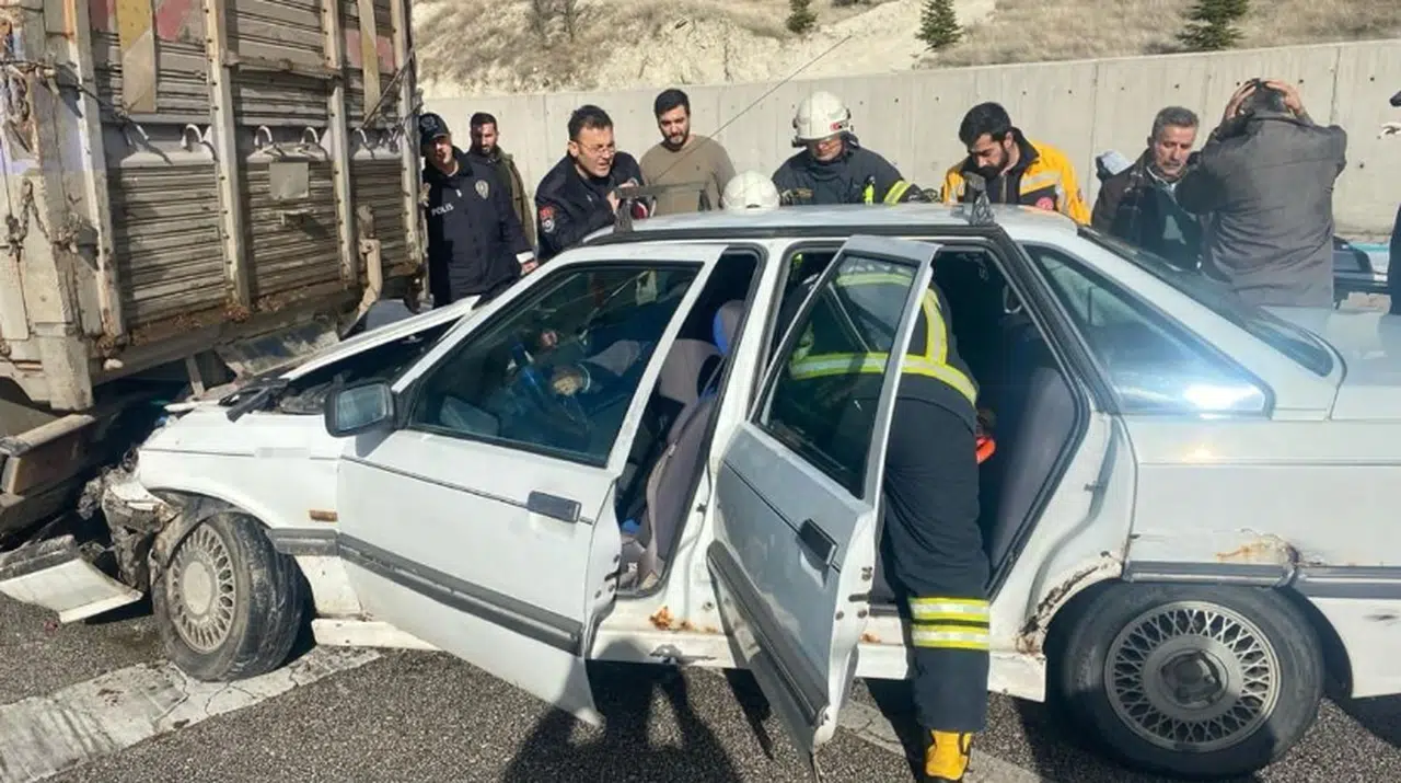 Kırmızı ışıkta duran kamyonete otomobil çarptı: 4 yaralı