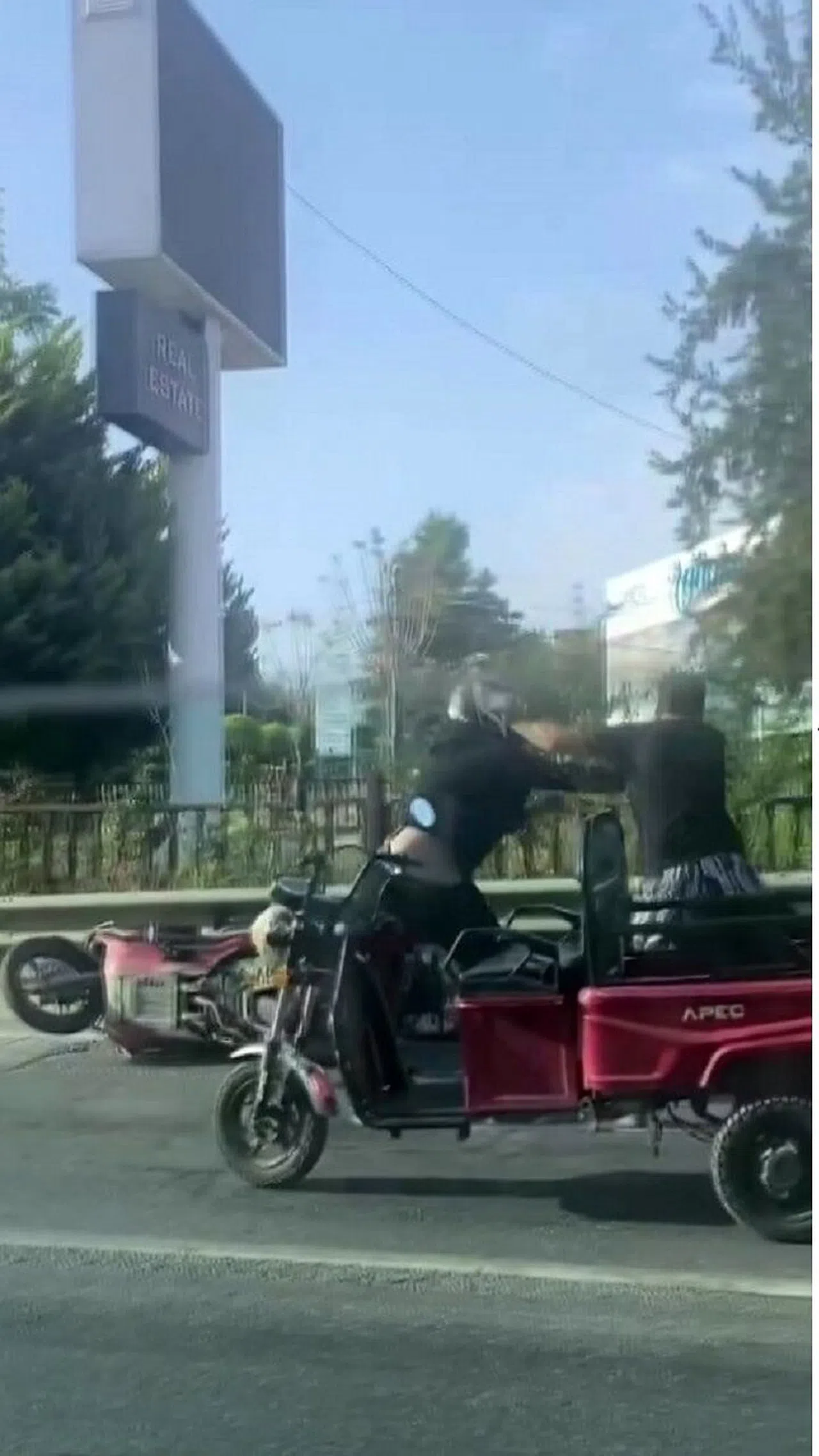 Araçlarını durdurup tekme tokat kavga ettiler