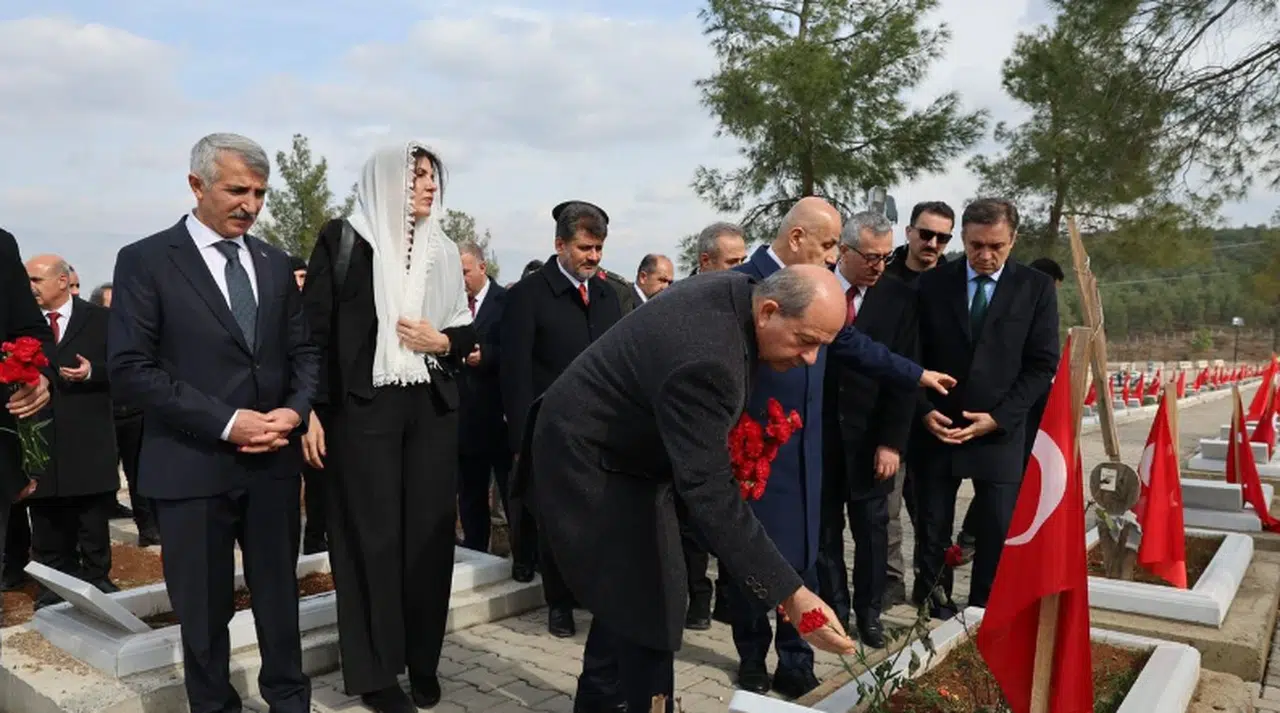 KKTC Cumhurbaşkanı Tatar, depremde hayatını kaybeden vatandaşları kabri başında andı