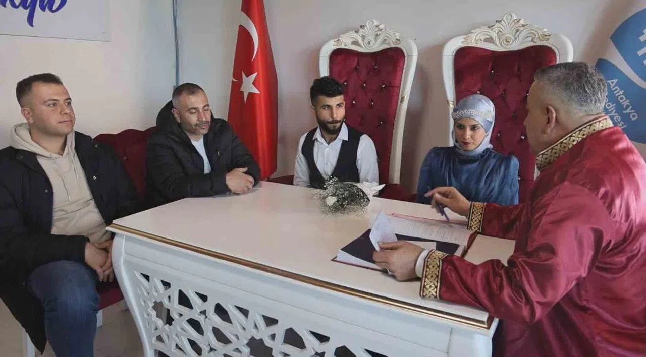 Konteyner'de 800 depremzede çift dünya evine girdi  