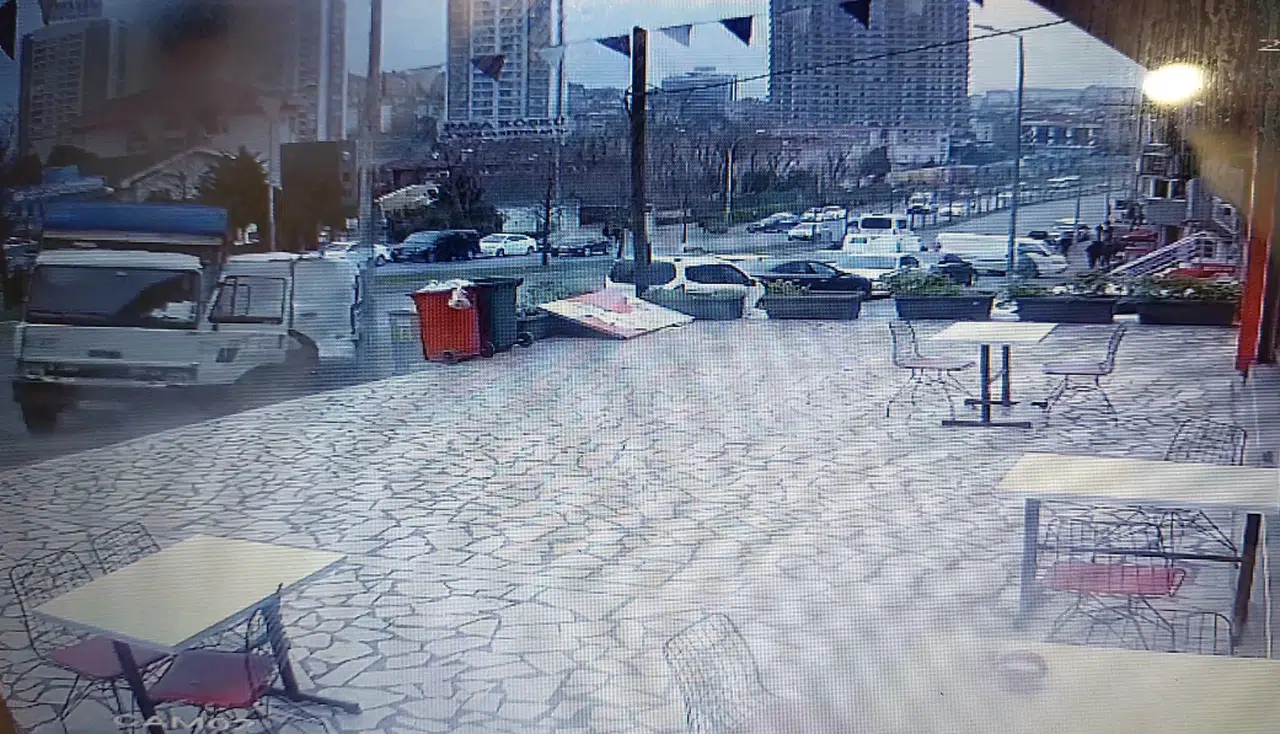 Kontrolden çıkan kamyon ticari araca çarptı, direği devirdi