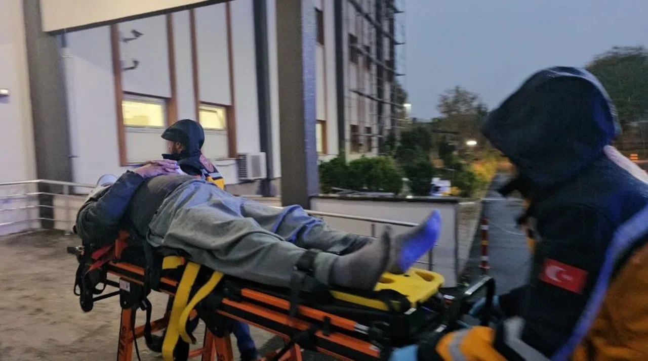 Kontrolden çıkan otomobil park halindeki tıra çarptı: 2 yaralı