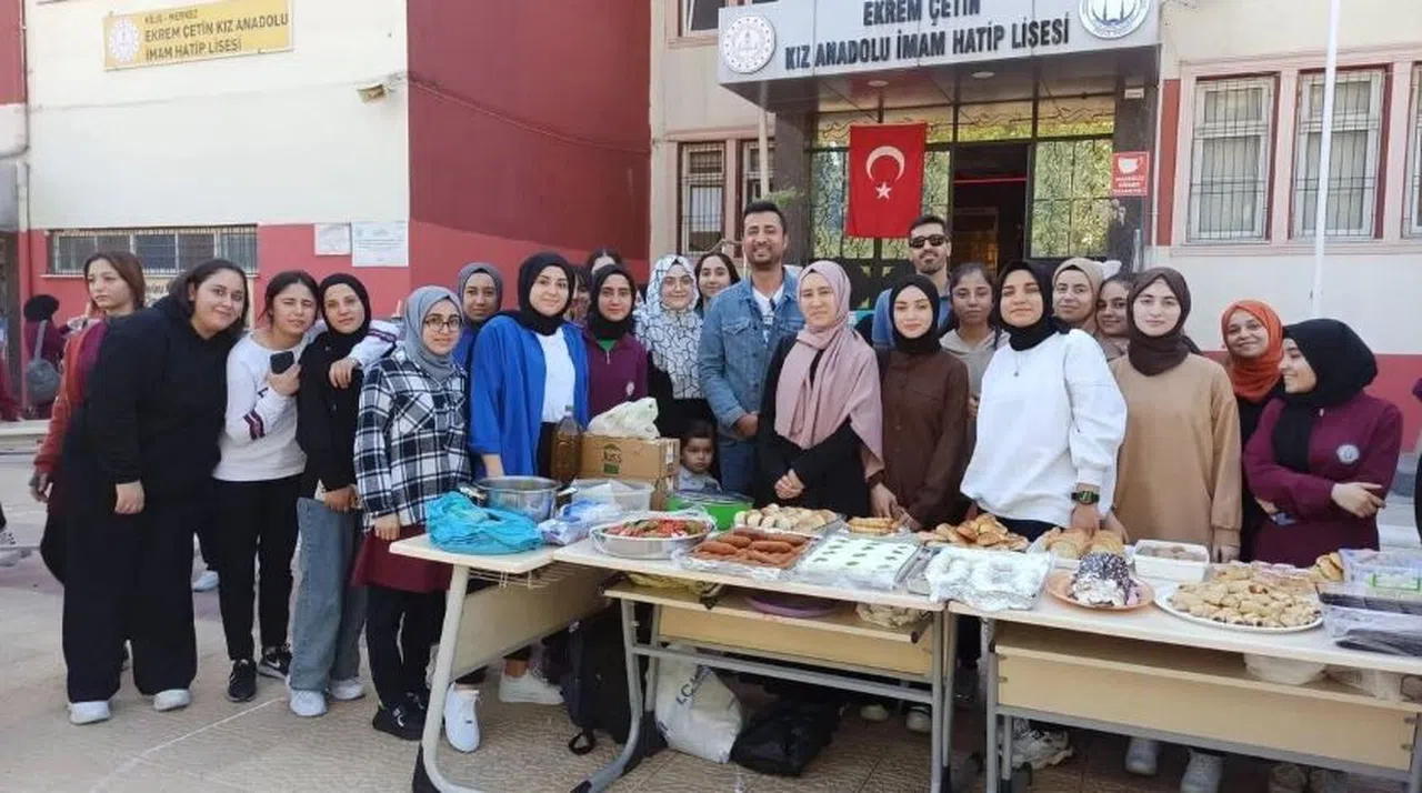 Liseli gençlerden Filistinli çocuklara yardım eli