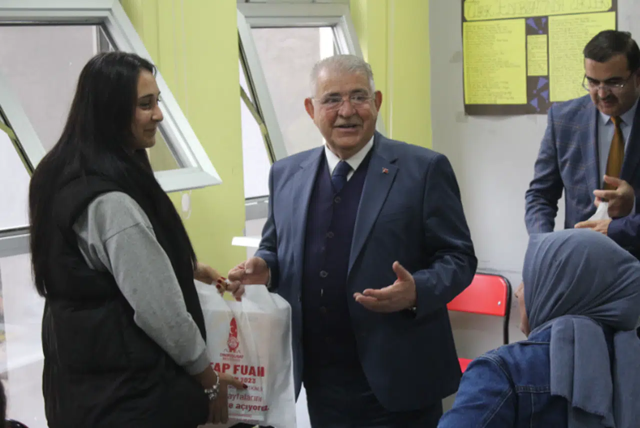 Mahçiçek öğrencilere kaynak kitap dağıttı