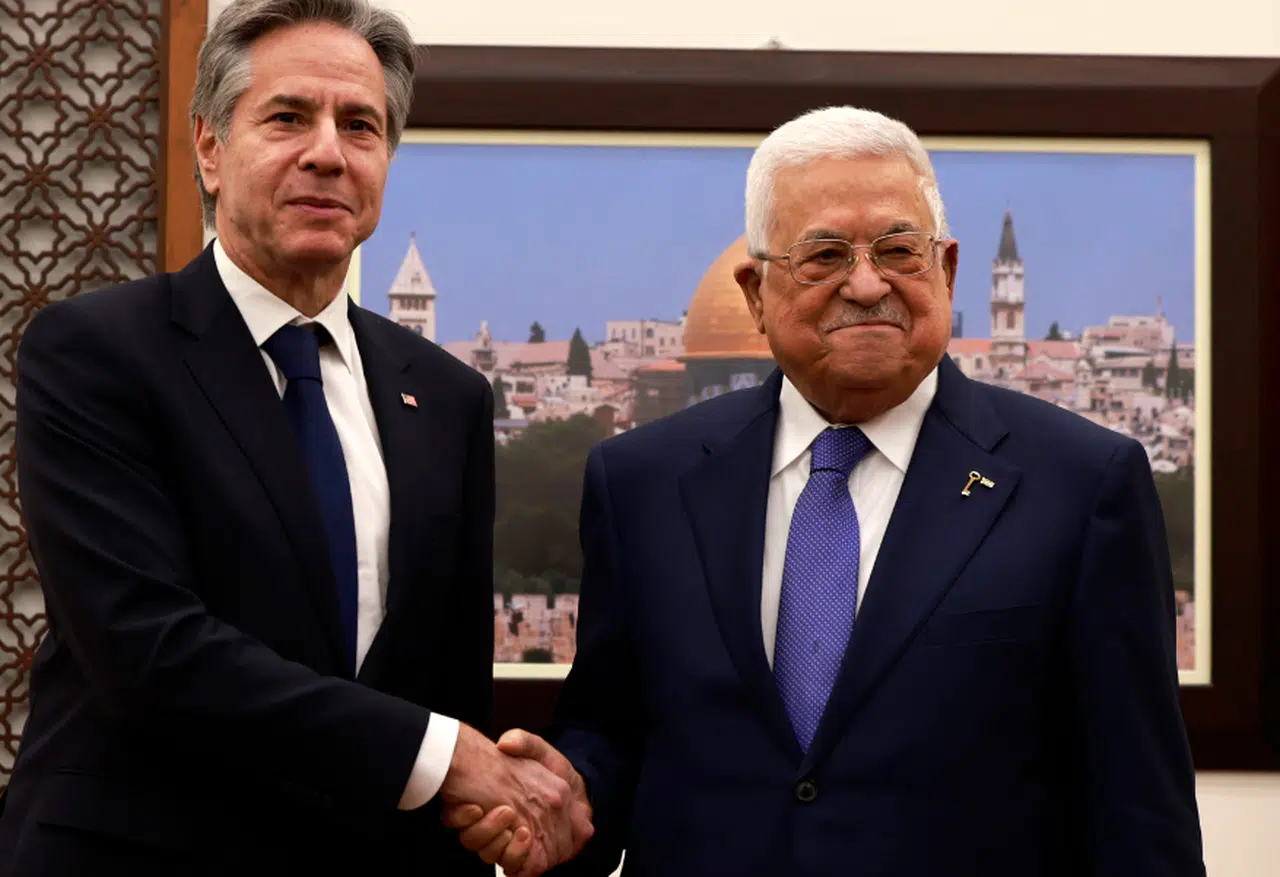 Mahmud Abbas ile görüşen Blinken, Ramallah’ta protesto edildi