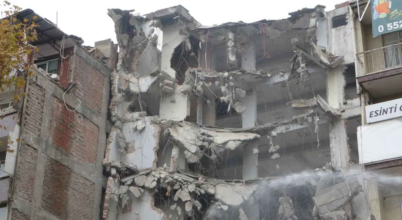 Malatya’da ağır hasarlı binaların yıkımı sürüyor