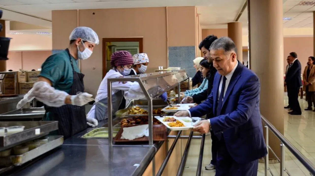 Menüyü bu kez öğrenciler belirledi, rektör de eşlik etti