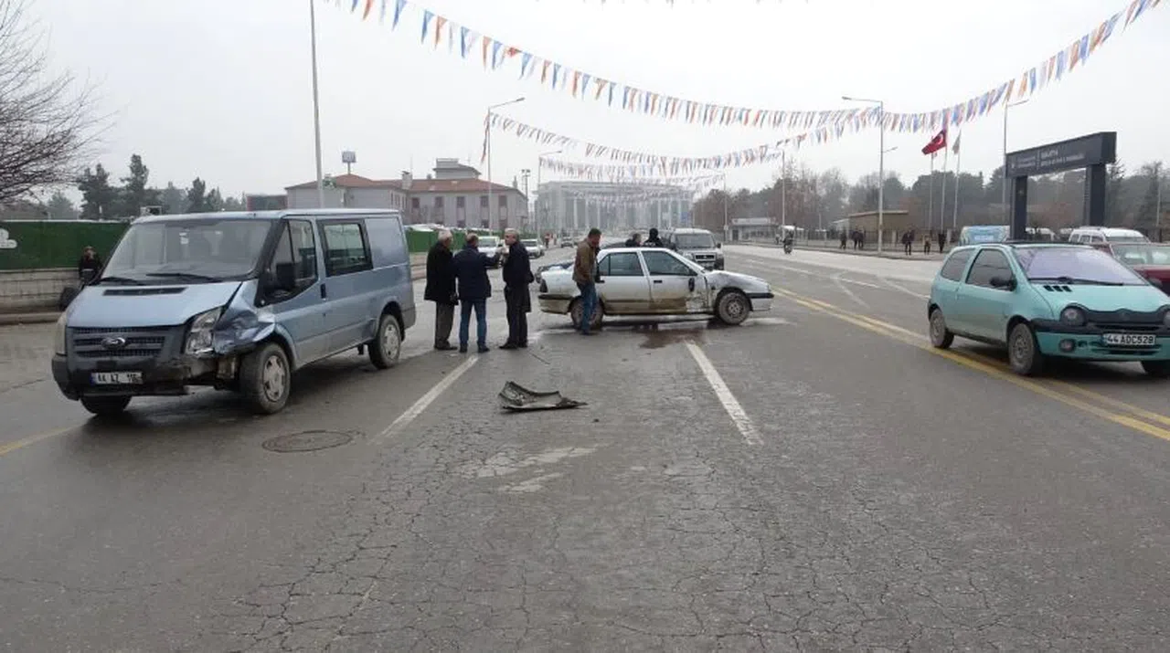 Minibüs ile otomobil çarpıştı 1 yaralandı