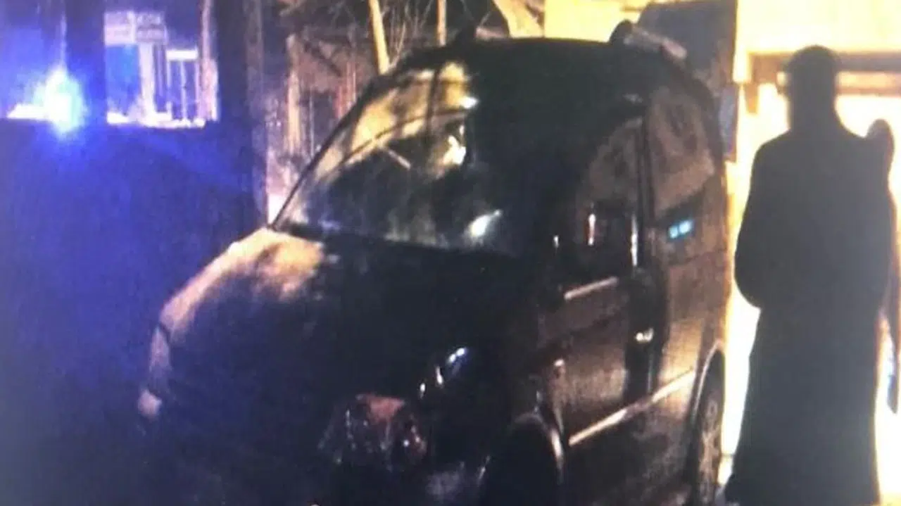 Motosiklet ile hafif ticari araç çarpıştı
