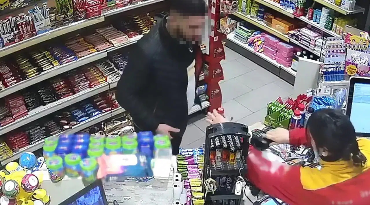 Motosikleti düz kontak yapamadı, hafif ticari aracına yükleyerek çaldı
