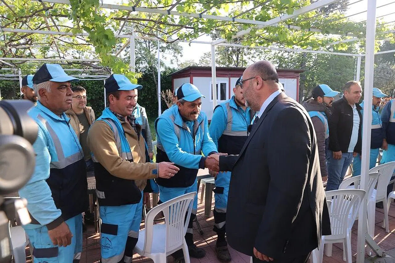 Başkan Akpınar, mesai öncesi belediye personelleriyle birlikte