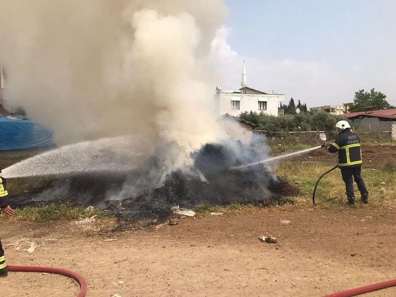 Odunların bulunduğu alanda çıkan yangın söndürüldü