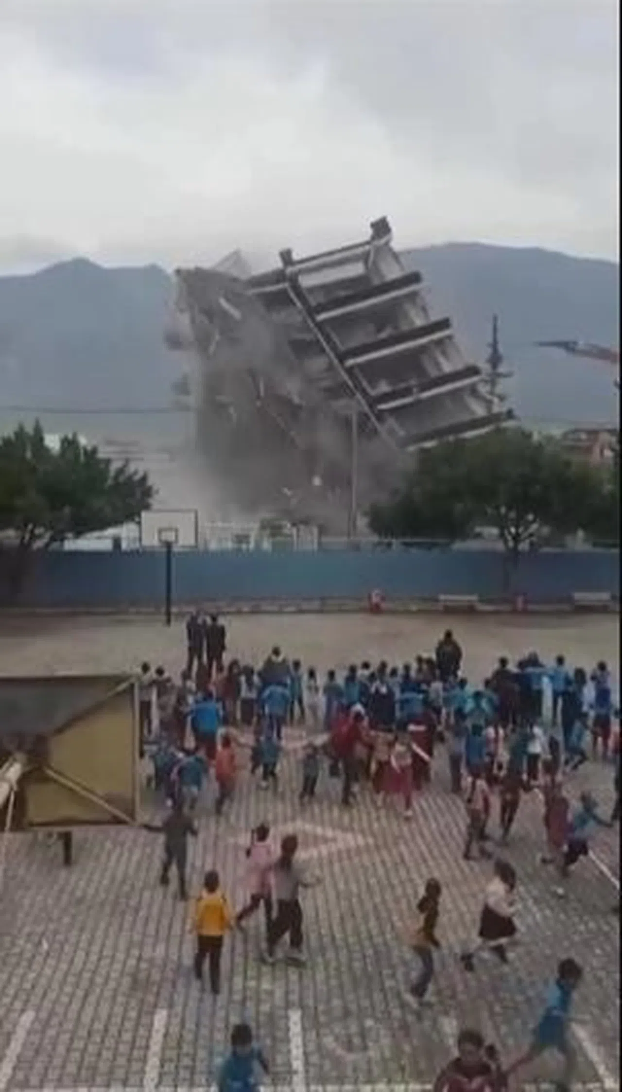 Öğrencilere korkudan çığlık attıran yıkımla ilgili inceleme başlatıldı