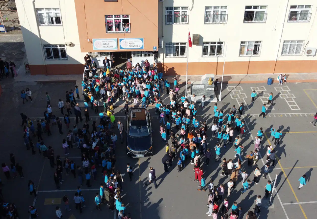 Öğrencilere Togg sürprizi: Dokunmak için birbirleriyle yarıştılar