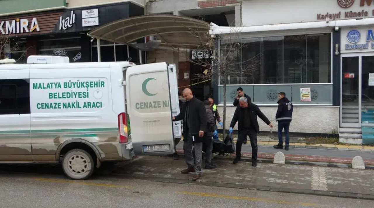Orta hasarlı binada ceset bulundu