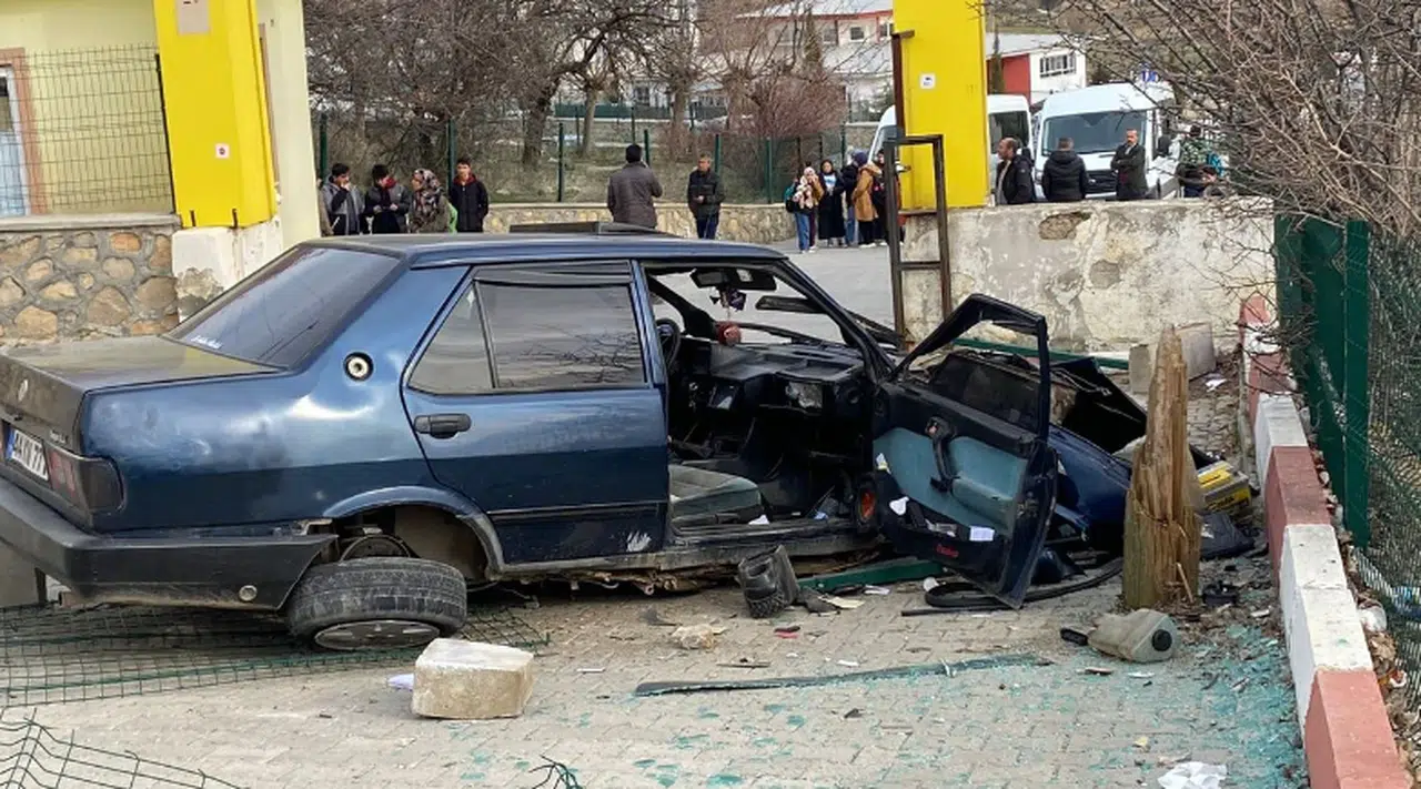 Otomobil kontrolden çıktı okulun bahçesine daldı