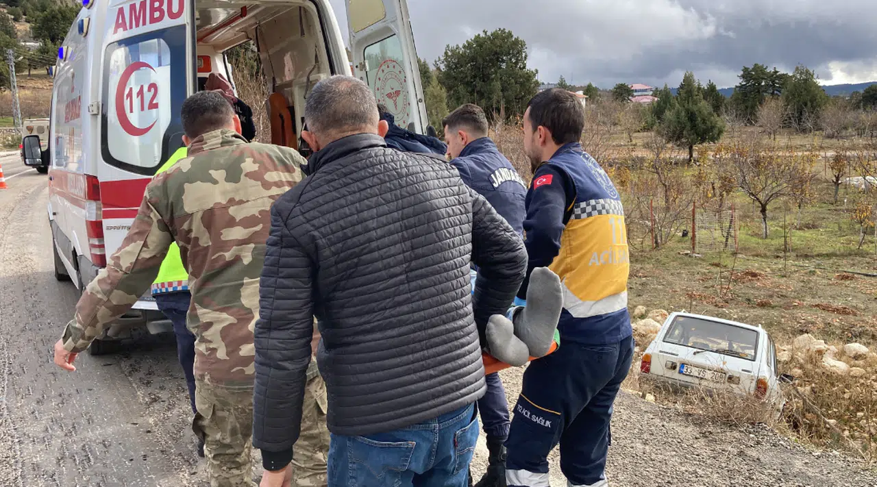 Otomobil şarampole uçtu: 2 yaralı