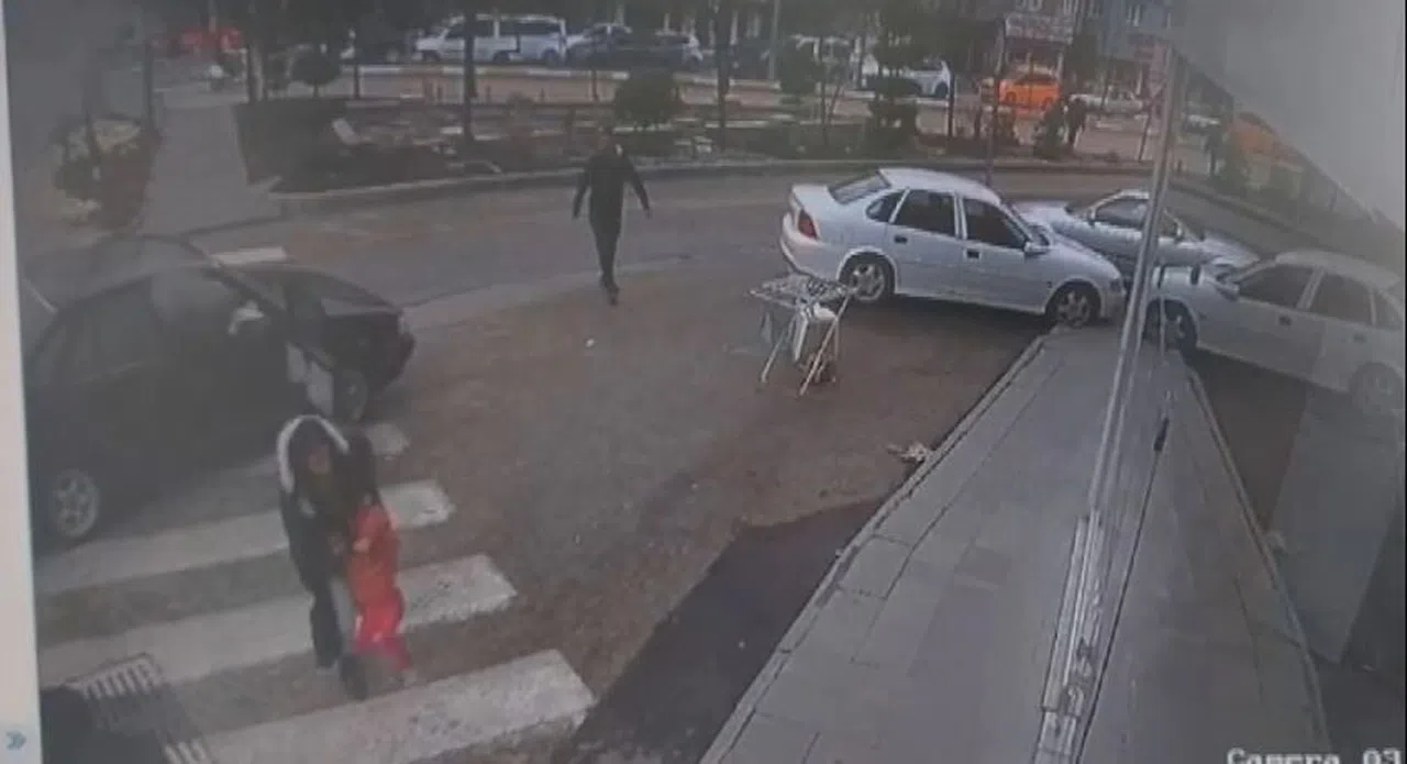 Otomobilin radyatör hortumu patladı içindekiler kendini dışarı attı