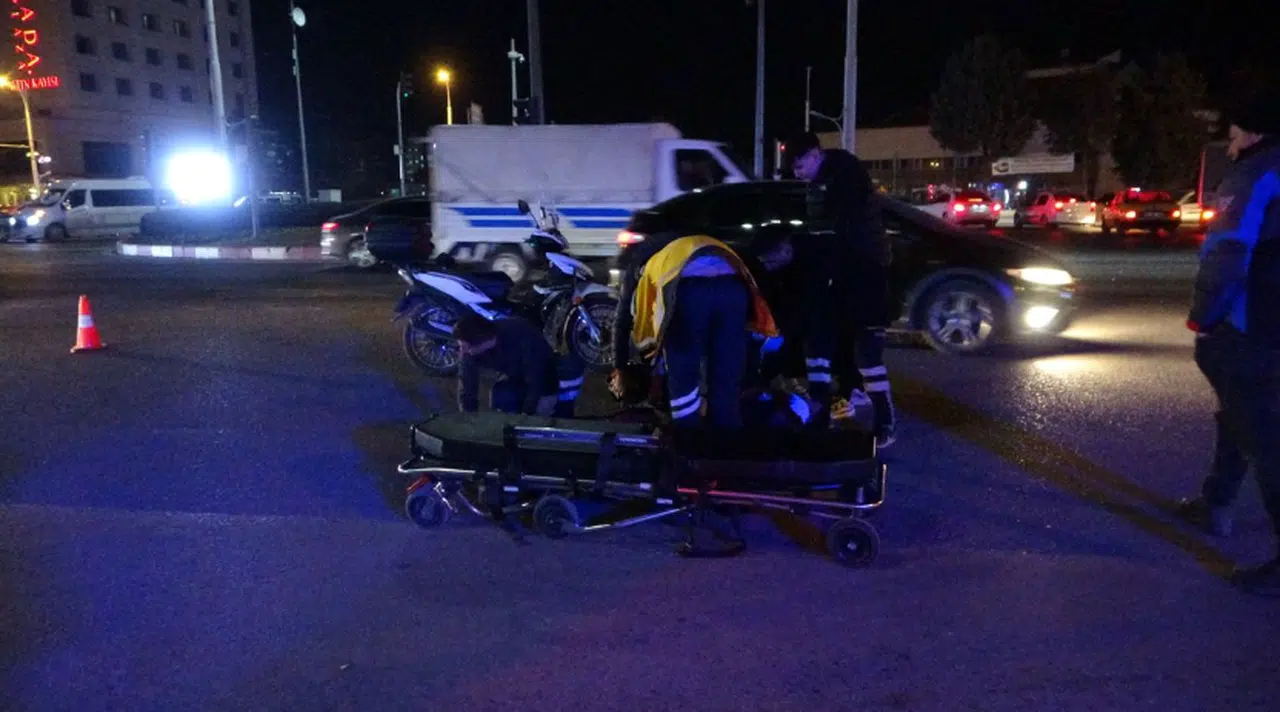 Otomobille çarpışan motokurye yaralandı  
