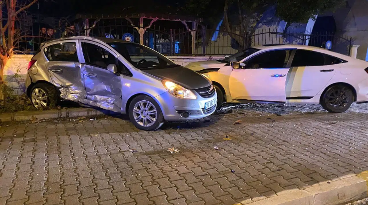 Otomobiller çarpıştı sürücüler yaralı