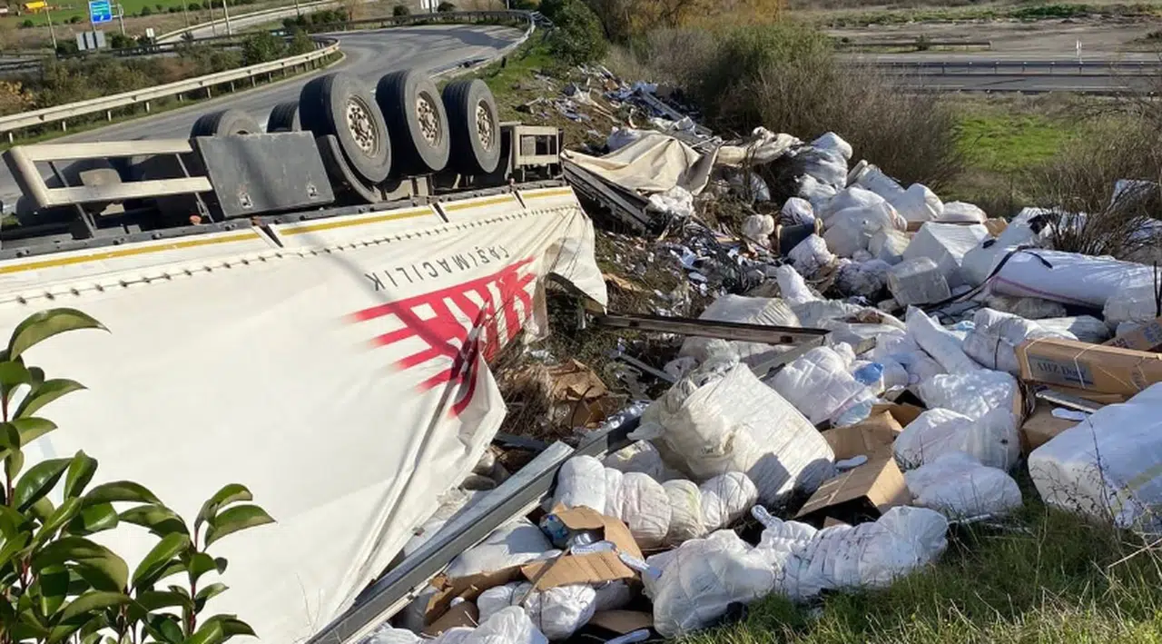 Plastik malzeme yüklü tır devrildi: 1 yaralı