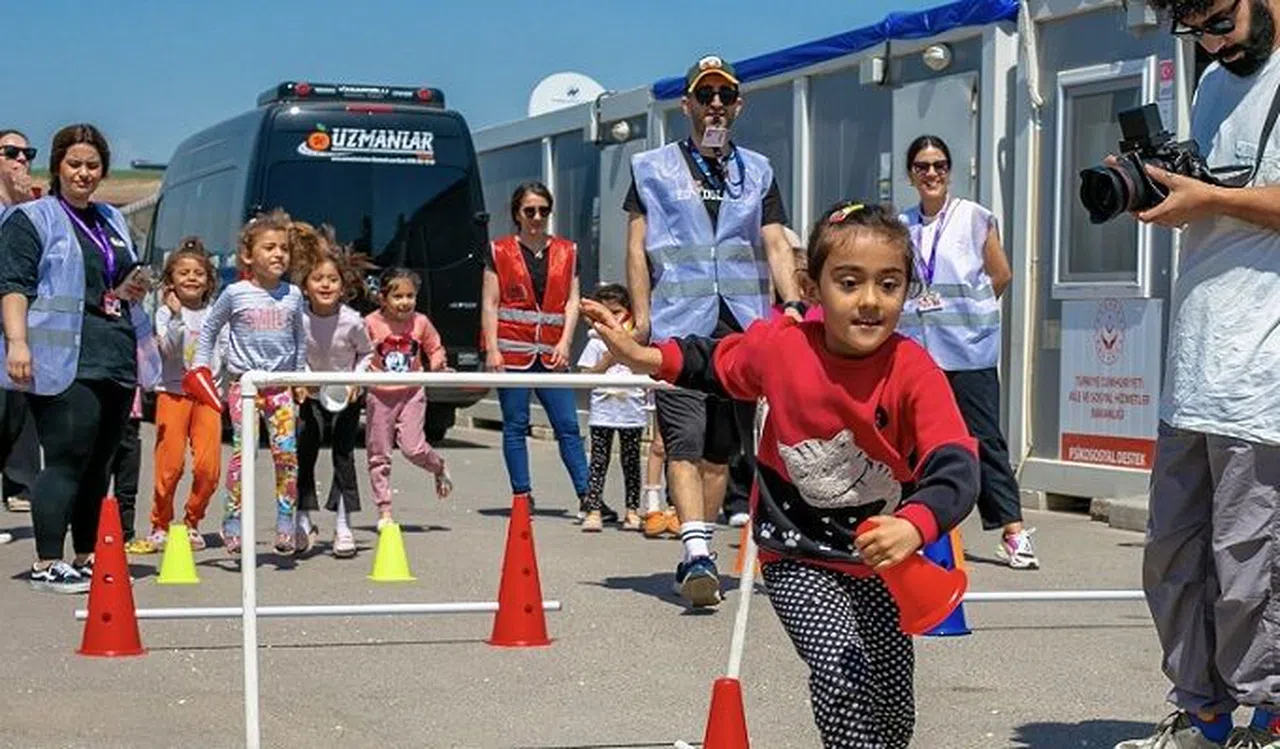 Depremzede çocuklara moral programı