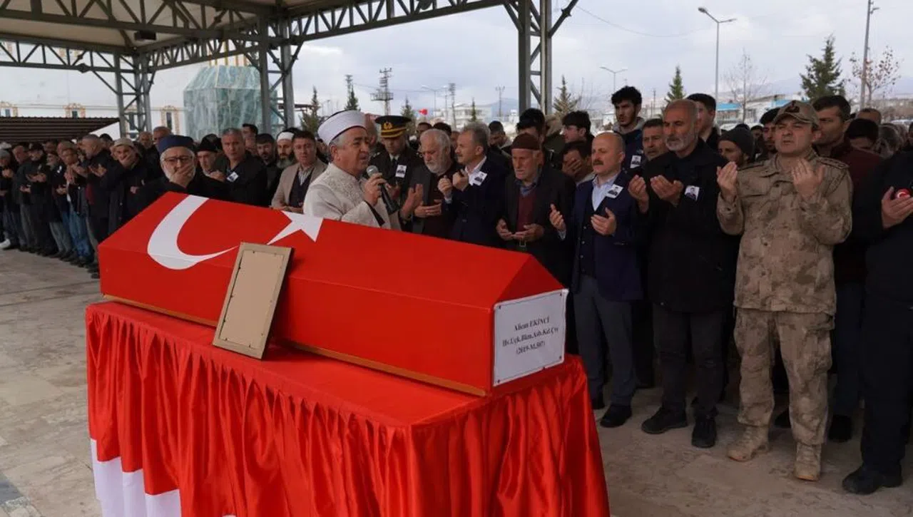 Rahatsızlanarak hayatını kaybeden asker son yolculuğuna uğurlandı
