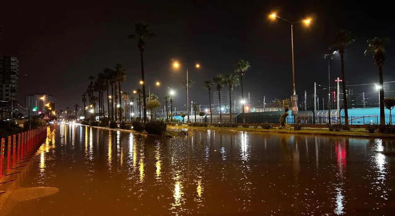 Şiddetli yağışla birlikte caddeler göle döndü  