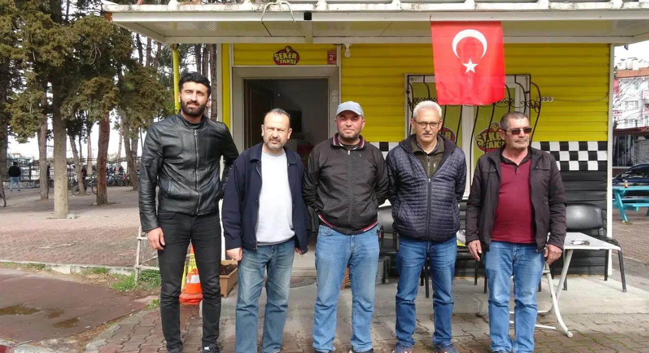 Taksicilerden kadınlara karanfilli jest