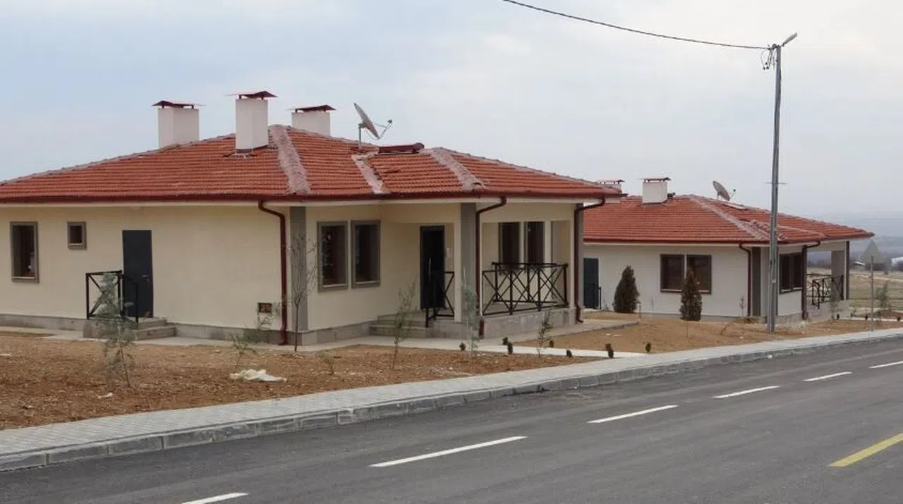 Tamamlanan köy evleri teslim ediliyor
