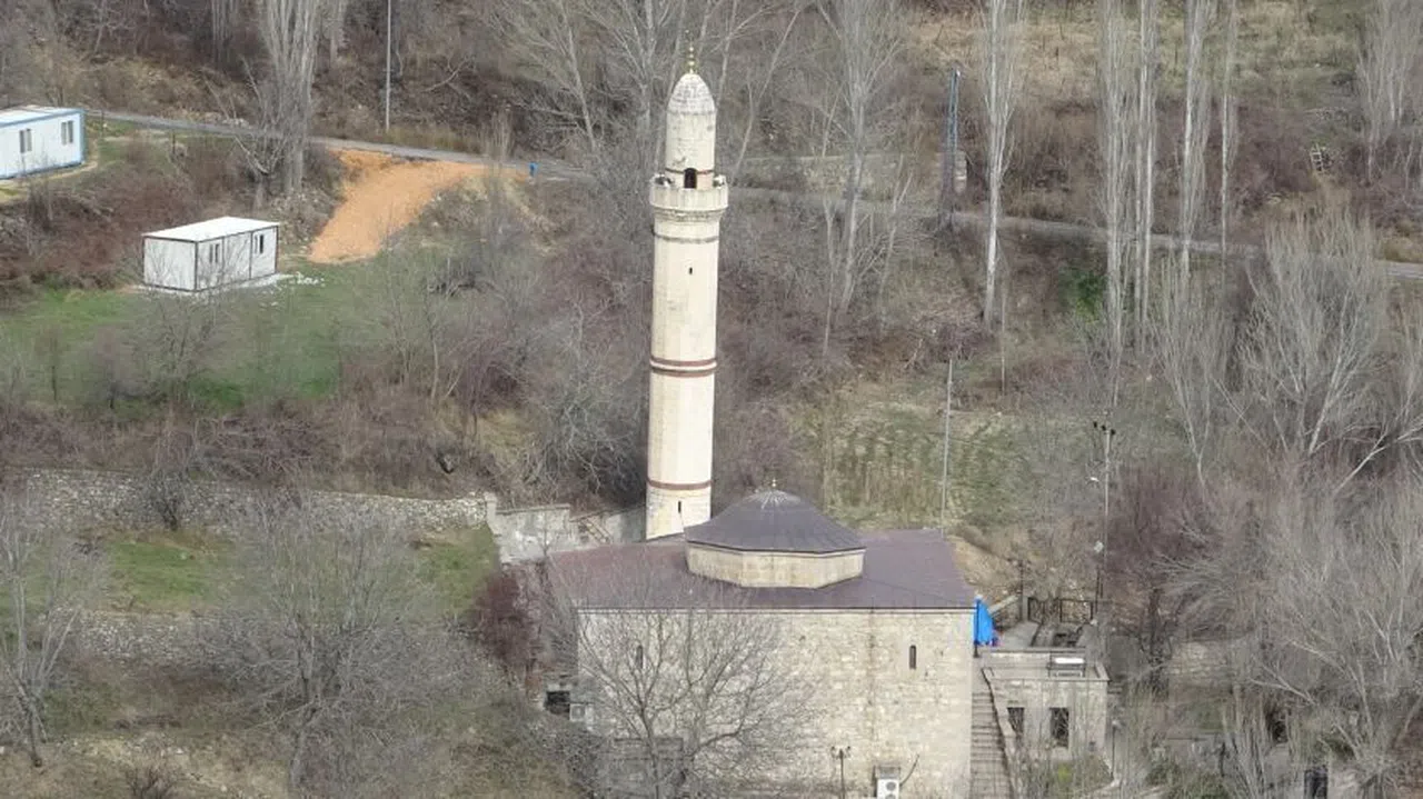 Tarihi cami 800 yıldır zamana direniyor