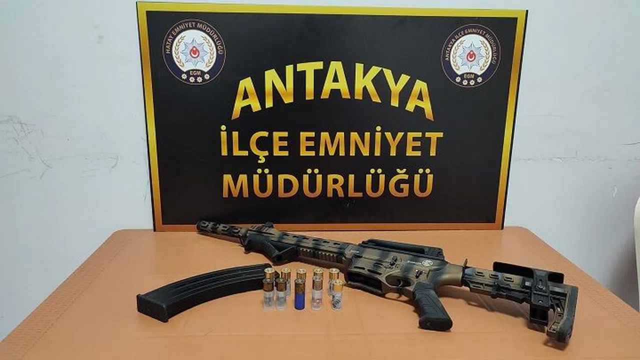 Şüphe üzerine urdurulan şahsın üzerinde ve aracında silah ele geçirildi