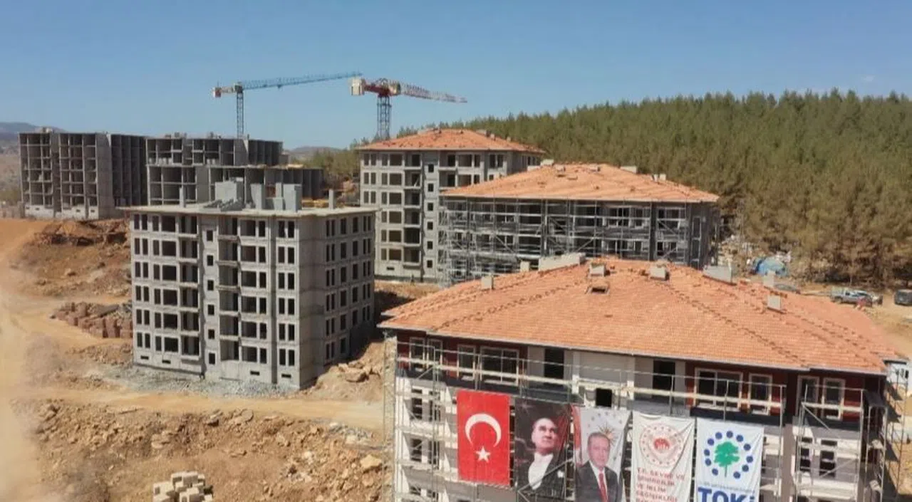 Türkoğlu’nda ilk deprem konutları bir ay sonra teslim edilecek