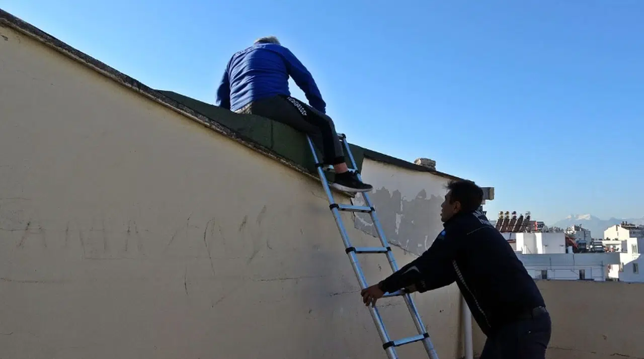 "Uyduda parazit var" deyip çatıya çıktı, 2 metre yükseklikte mahsur kaldı  