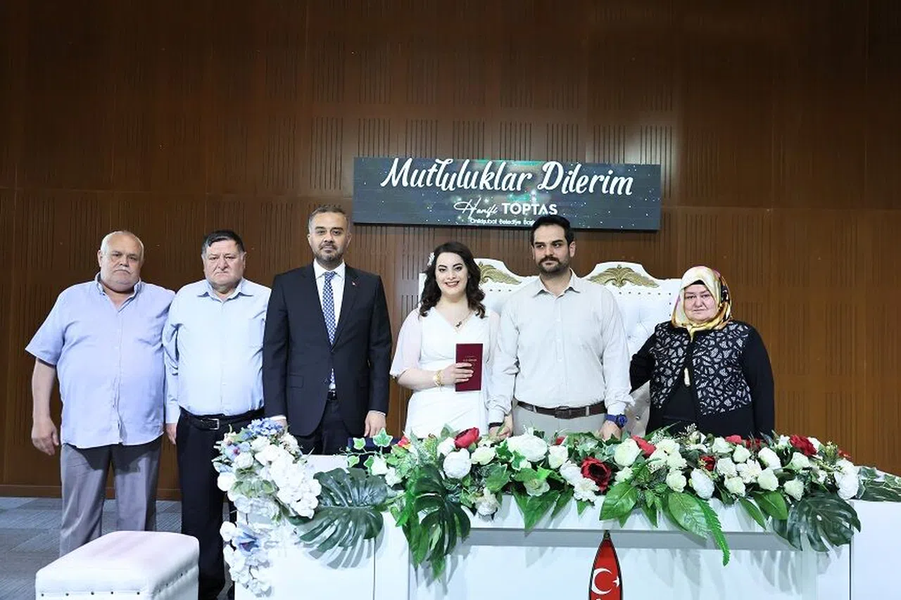 Başkan Hanifi Toptaş, ilk nikahı kıydı
